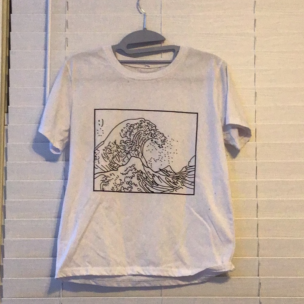 Trendy wave tee